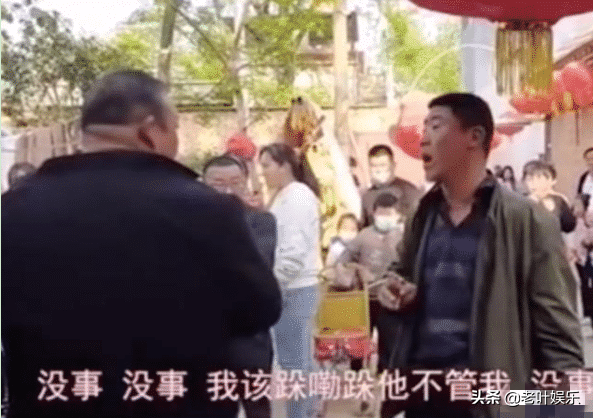 草根明星“大衣哥”忍讓9年，一次性討回，出手?jǐn)財(cái)啻迕褙?cái)路