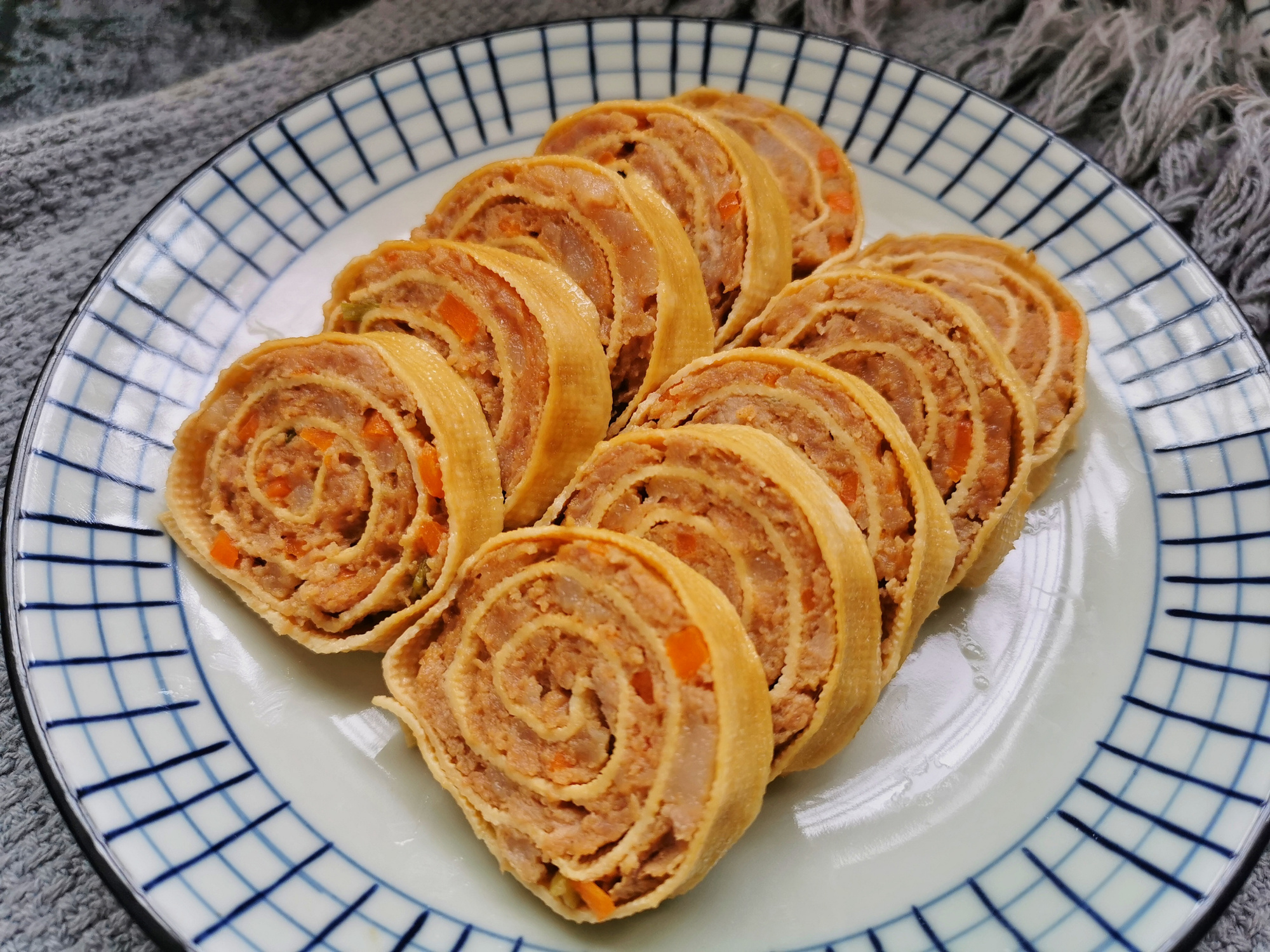 不油炸不煸炒，豆腐皮裹上肉餡蒸一蒸，10分鐘上桌，少油更健康