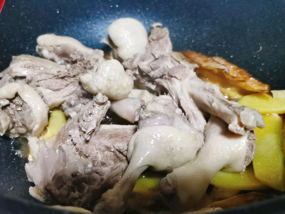 老姜和鸭肉一起炖煮，营养滋补，鲜美入味，好吃到舔手指
