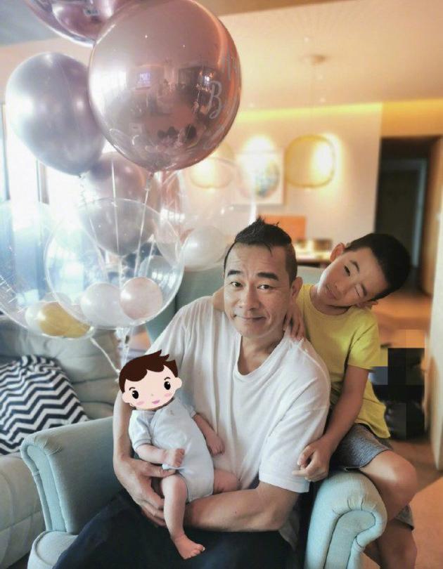 應采兒曬倆兒子有愛互動，半歲hoho爬到哥哥身上，側臉曝光了