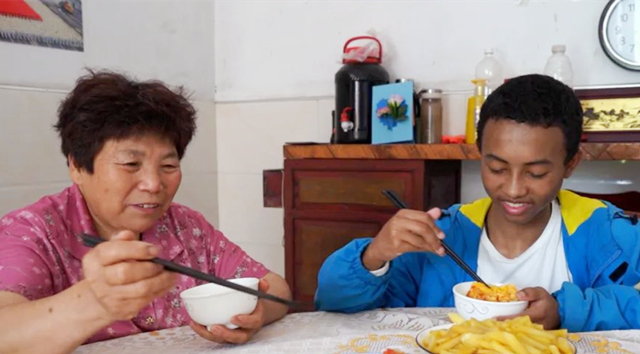 一个非洲黑人小孩，出现在中国一处偏远山村里，好心奶奶收养了他