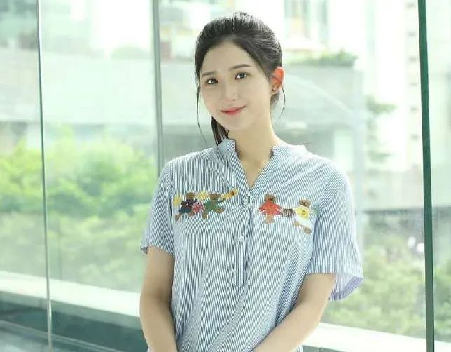 赌王家族又出一明星，25岁的她当主持人太抢眼，