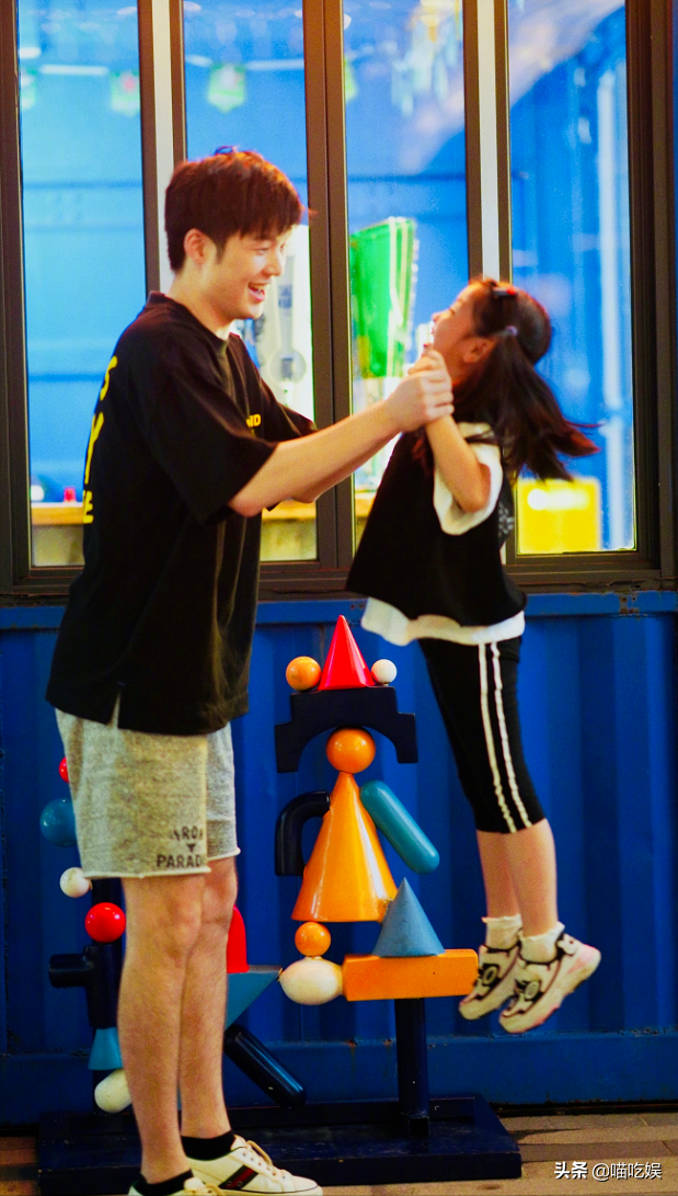 9岁阿拉蕾近照认不出，时隔3年骑董力脖子，你长大了，我也老了