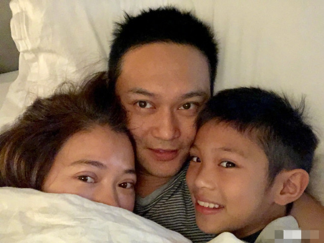 张智霖陪老婆理发宠溺放闪，夫妻恩爱同框，袁咏仪眼神抢镜