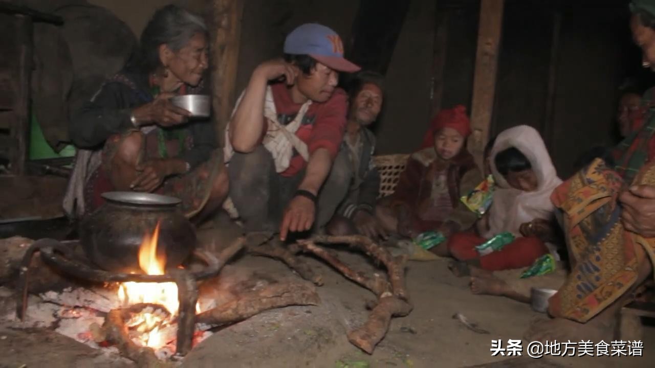带点泡面看望尼泊尔山区穷人，主人用家中一斤