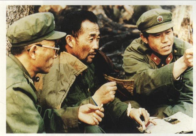 感动！河南水灾视频，一位年长战士被网友认出，竟是共和国上将