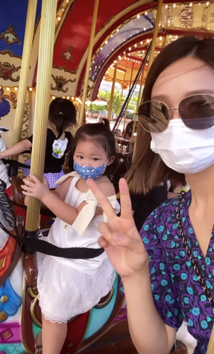 王祖蓝妻子李亚男晒带娃照，和孩子一起骑木马，女儿罕露面唱儿歌
