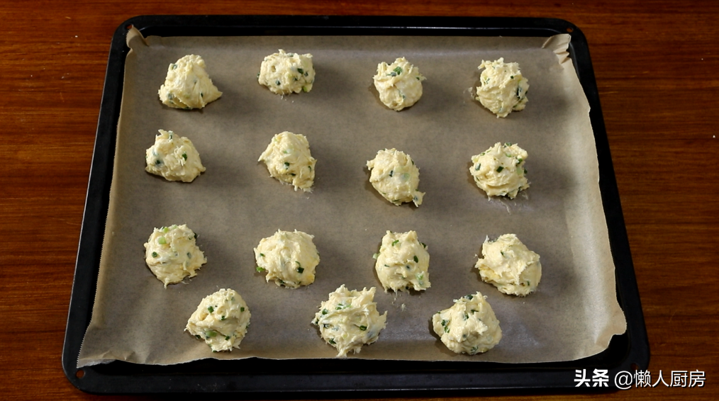 這是鹹口味的餅乾，麵粉裡加雞蛋和蔥末攪一攪，特別適合懶人