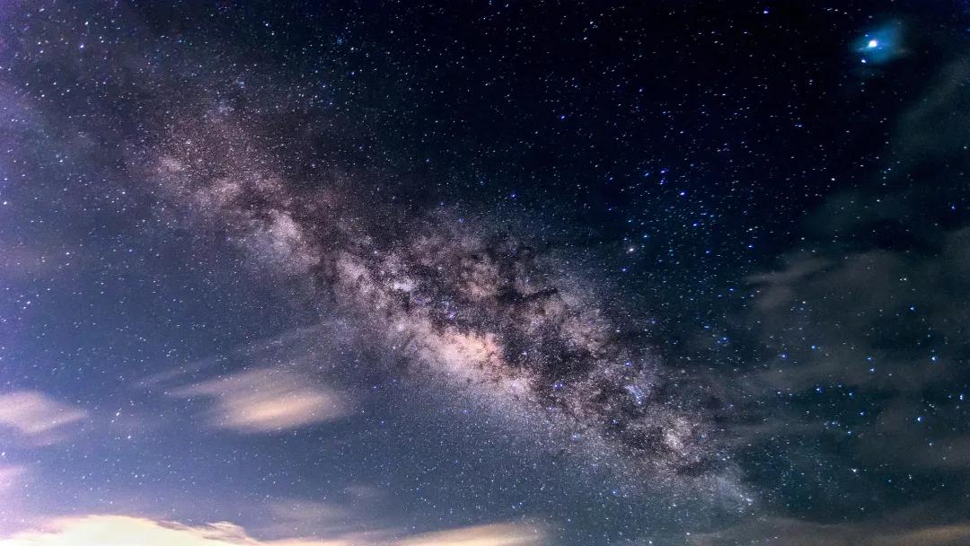 宇宙中的暗物質為什麽看不見？