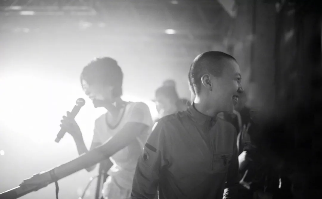 50岁的王菲长啥样？窦靖童晒与妈妈同框照，母女