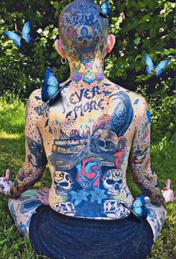 美国44岁女子从头到脚，纹了几百个纹身，连私处都不放过