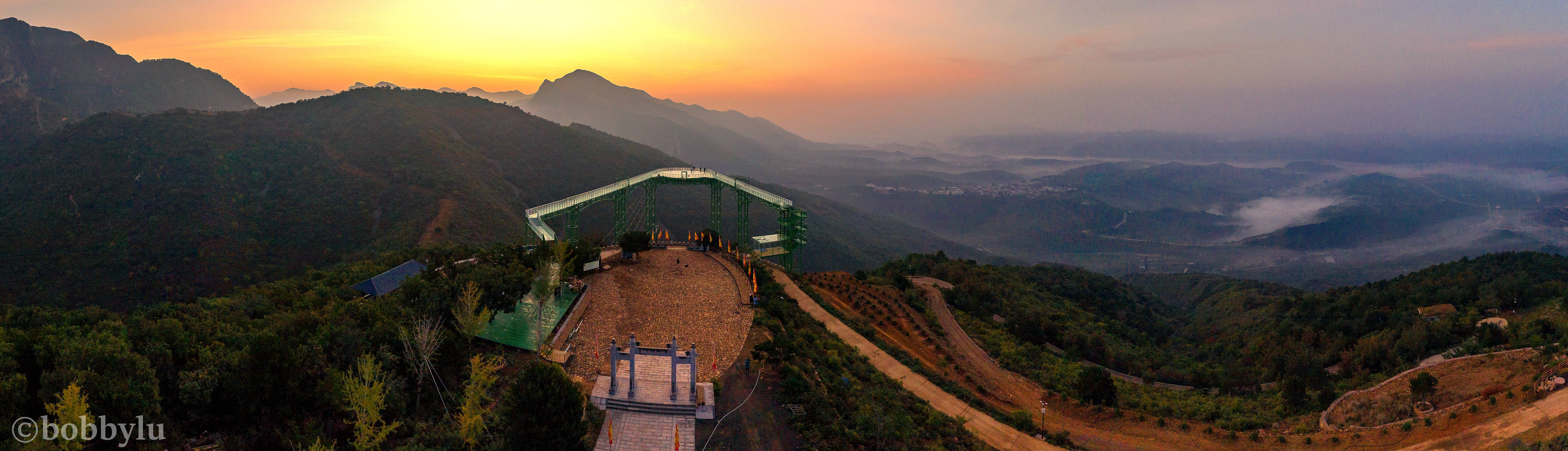 There is a viewing platform that I dare not go to, and there are more magnificent scenery