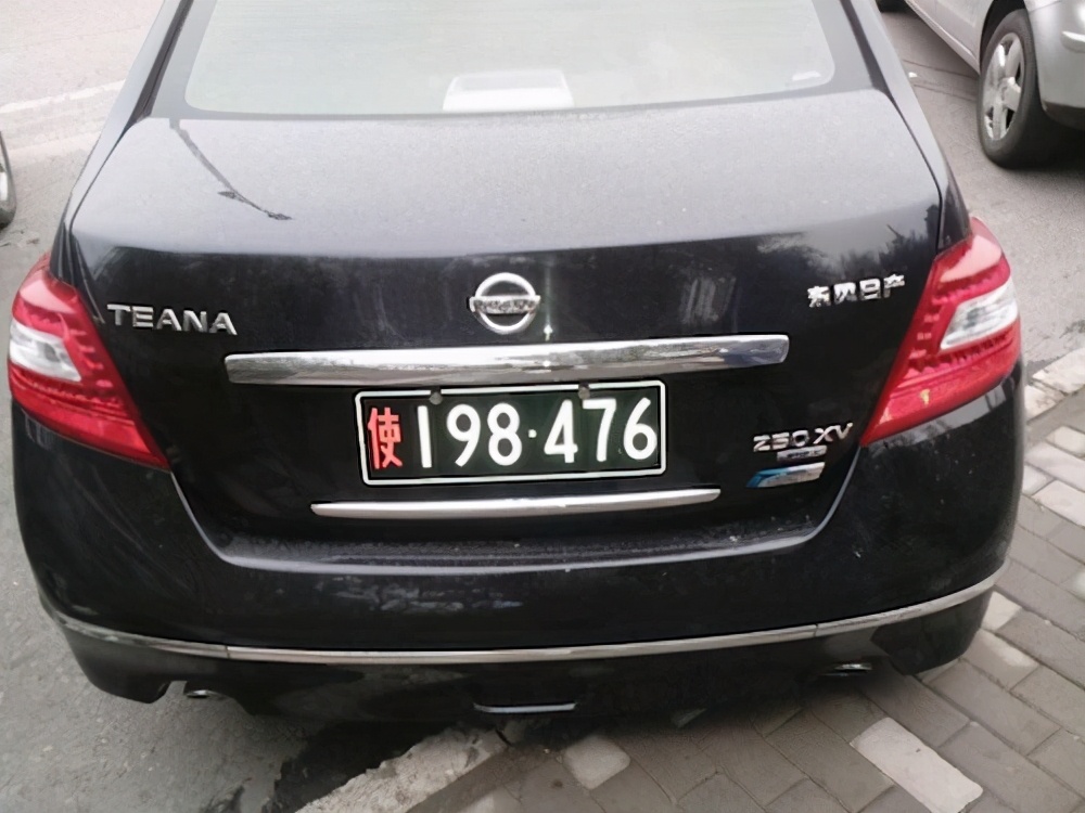 黑牌(黑底白字和红字):主要适用于外交领事馆,大使馆的车型,但部分