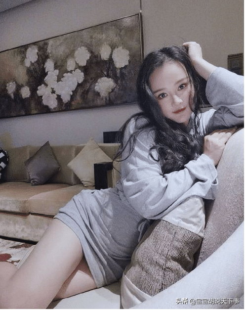 邹市明也太让人羡慕了，娇妻紧身衣凸显魅力，