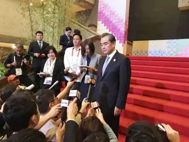 南海方向传出好消息！王毅释放重大信号，中国这一步走得稳稳当当