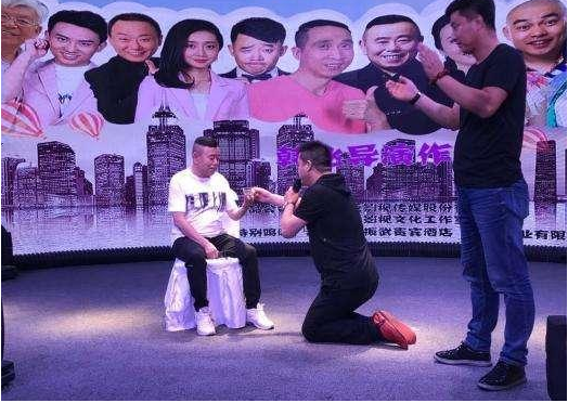 从巅峰到阶下囚，比肩赵本山的魏三，为何跪拜