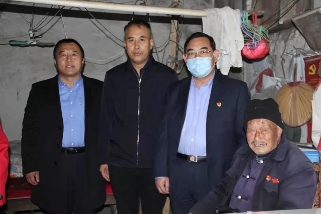 传承沂蒙精神一临沂市工商联糖酒总会华糖名酒走进革命老前辈