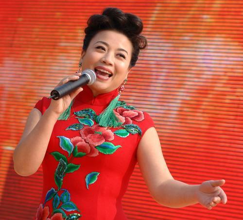 她登上春晚舞台23次，却因工作太忙而离婚，如今51岁却还是单身