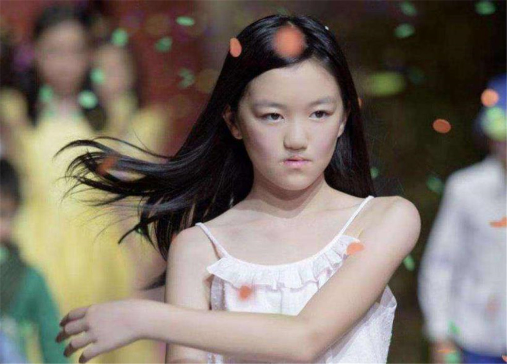 同样是自己女儿，为何王菲只争窦靖童却放弃李