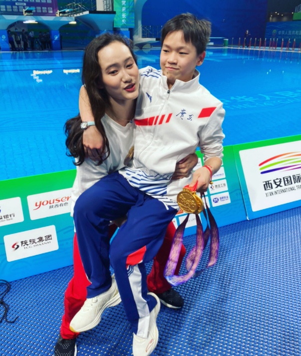 全红婵穿裙子好可爱，一本正经的萌宠范，实力“杏歌”，圈粉无数