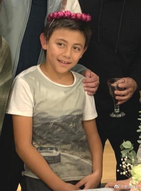 劉愷威生日派對邀請劉燁一家，諾一長大不少，有男人味兒了