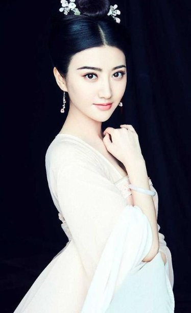 当“资源咖”却被嘲讽，如今降级口碑翻盘，景甜与她的传奇15年