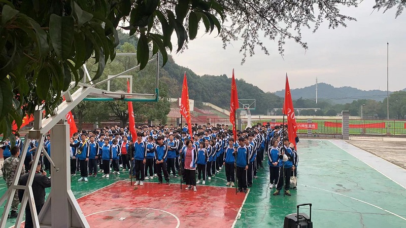团结一致，砥砺前行：岳阳理工职业技术学校组织学生野外拉练活动