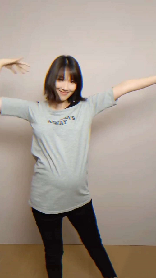 李亚男挺孕肚热舞，全程扭腰摆臀甩头动作超大，网友：小心宝宝