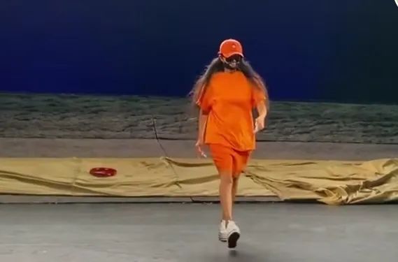 杨丽萍新照只剩骨架，瘦如竹竿皮肤糙，不穿民