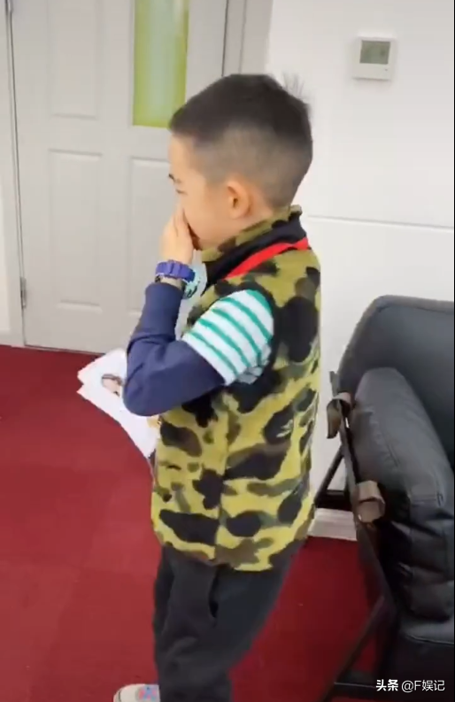應采兒被兒子小小春嫌棄簽名照網友卻大贊兒子翻白眼像足媽媽
