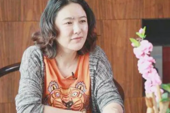 女子带齐白石画上鉴宝，专家称：假画，女怒斥