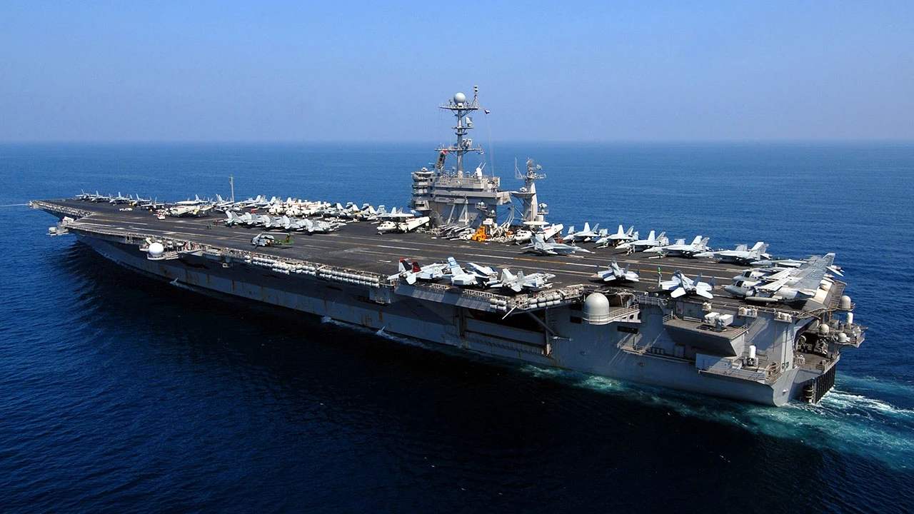 美国军舰上的华裔女兵火了！用中文向我国海警