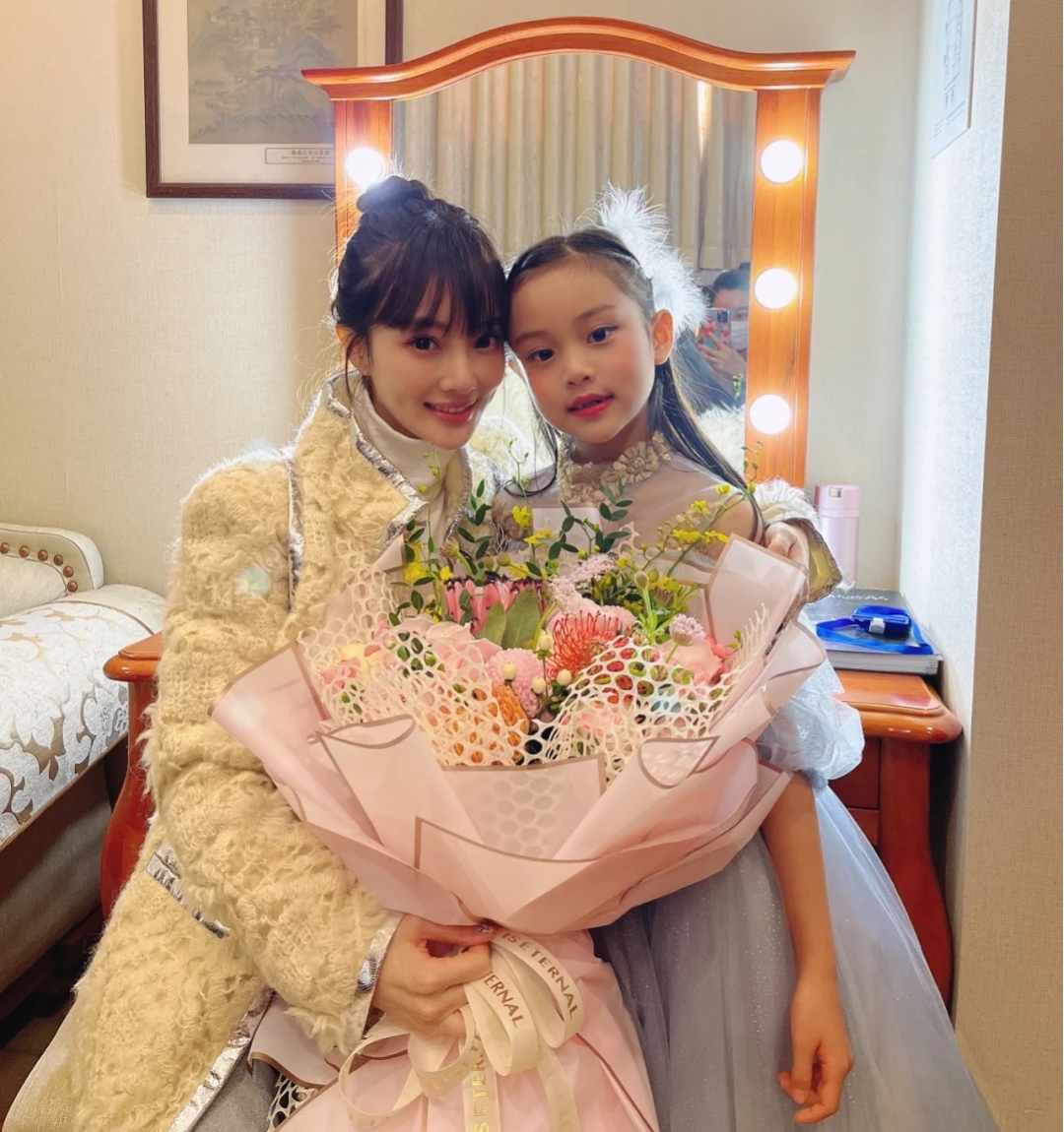 李小璐晒视频把甜馨亲成表情包，母女同款发型穿搭，像俄罗斯套娃