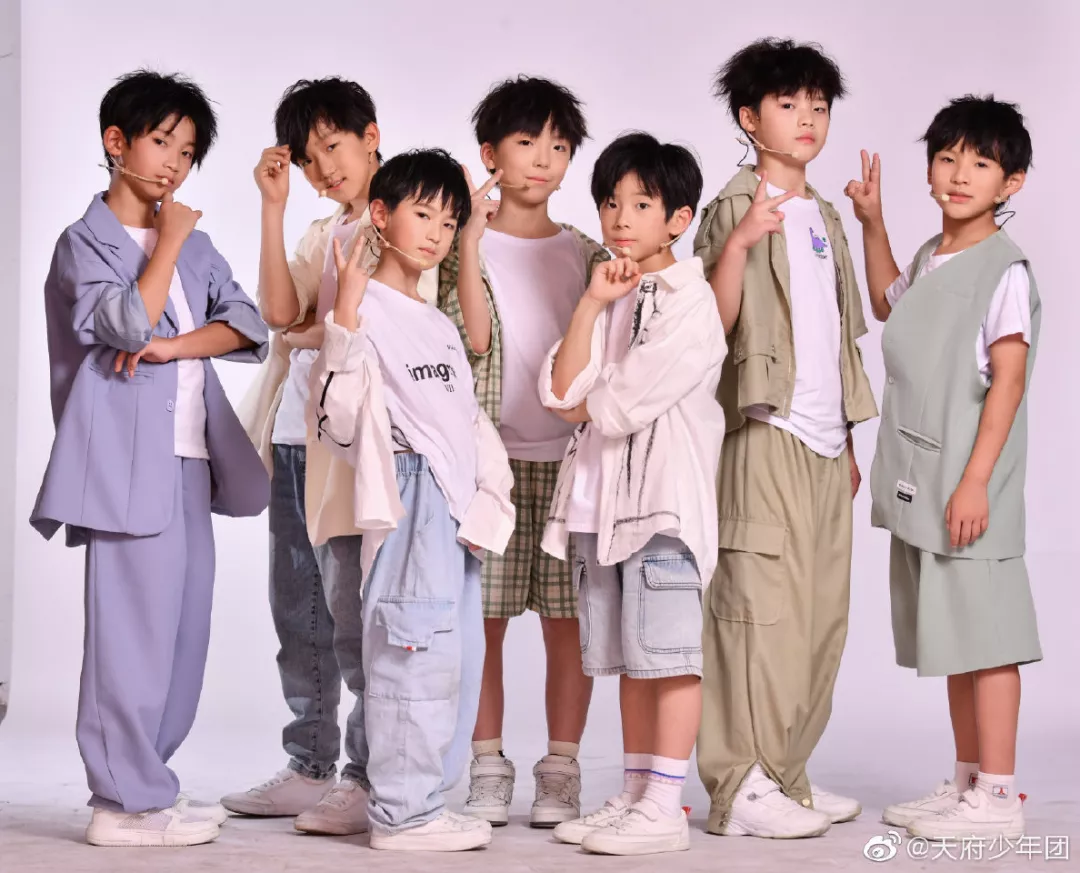 “8岁偶像团”被批:偶像养成的边界在哪儿?