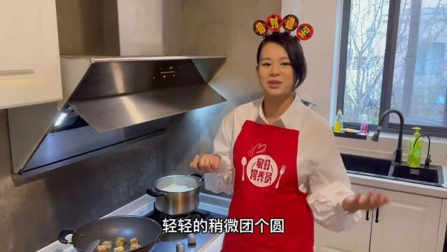 超淡定！ 胡杏兒上春晚前挺三胎孕肚做年夜飯，懷孕8月狀態超好