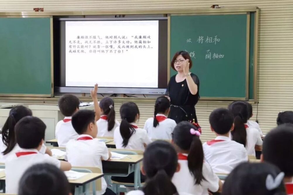 女教師穿 人體器官服 上課 學生很有新鮮感 家長質疑尺度太大 小哈談教育 Mdeditor