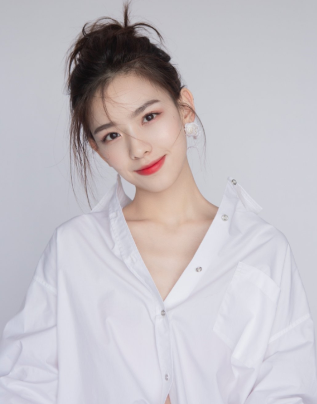 孙一宁走红后拍广告，穿衬衫故意解开几颗扣，