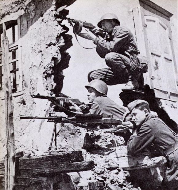 毛主席提前四个月判断斯大林格勒战役结局，《解放日报》成神预言