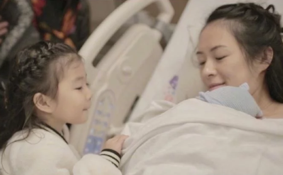 汪峰一家五口齐出镜，15岁小苹果越长越像章子怡