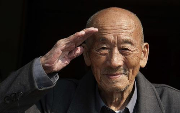 山西90岁老兵，证件丢了无法证明身份，指着博物馆墙上：这就是我