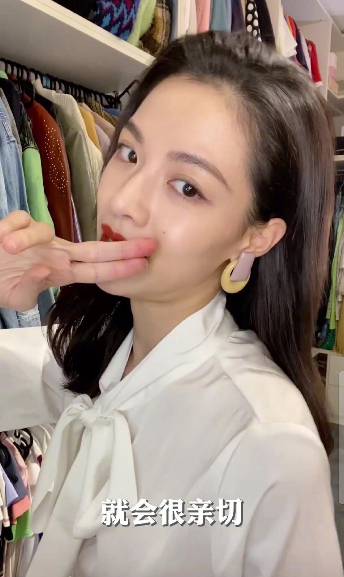 钟楚曦在线晒复古耳环收藏，秒变时髦港风女郎，高贵冷艳还有故事
