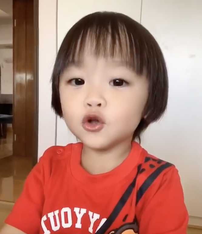 鄭嘉穎曬一歲半兒子，成功從一數到十開心拍手，表情豐富萌態十足