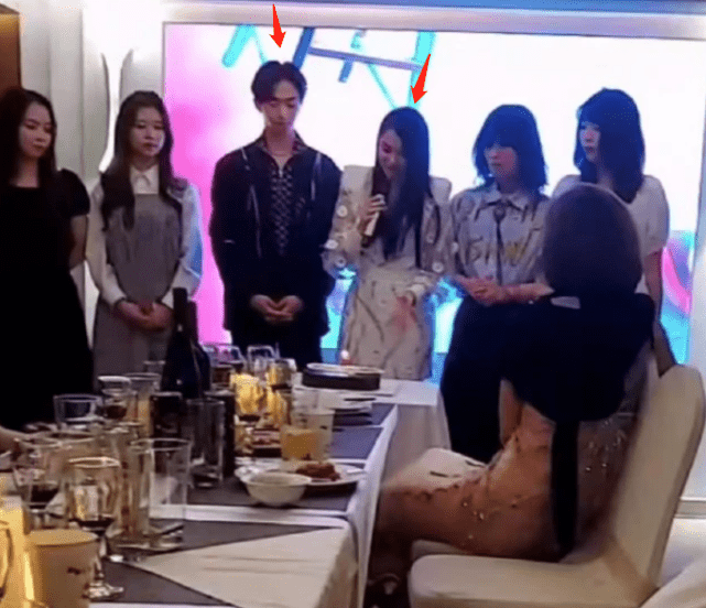 53岁伊能静与19岁儿子合体拍广告，母子穿亲子装同框像姐弟