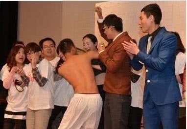 宋小宝被男粉强吻！还戴大波浪假发做伪装，太可怕了