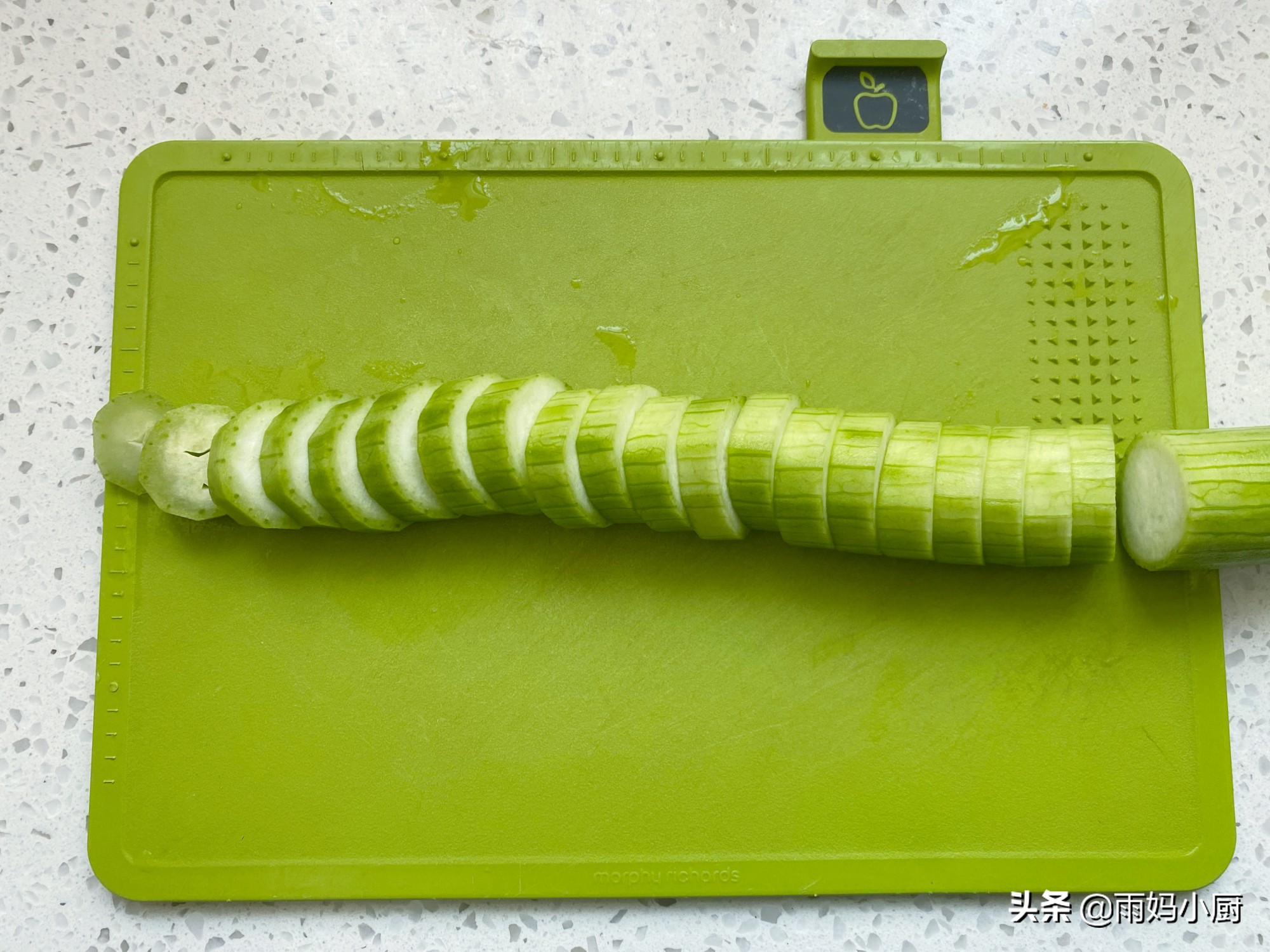 絲瓜和蝦仁一起蒸，味道鮮美又順滑，簡單易做上桌湯汁都不剩