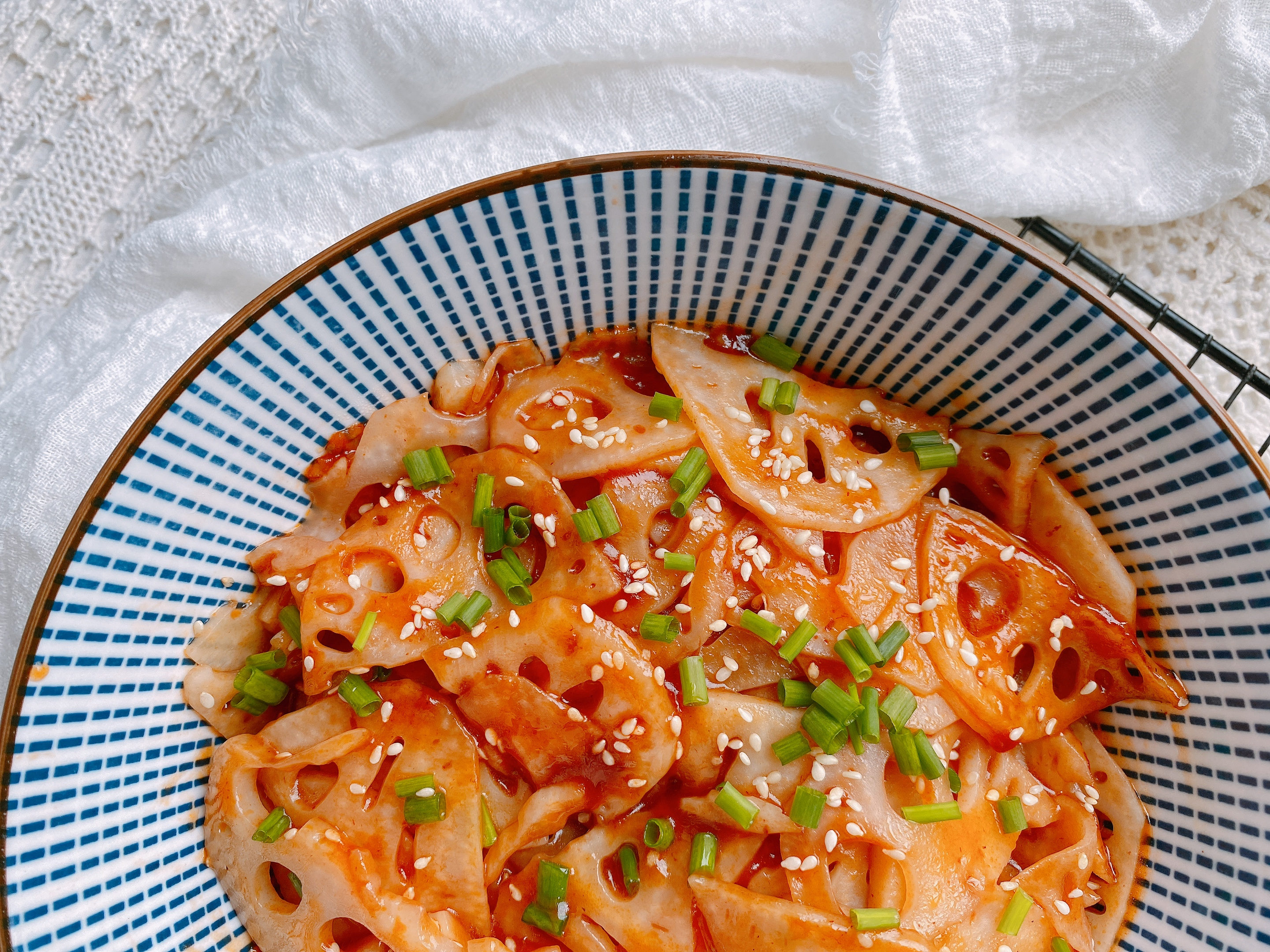 夏季开胃菜糖醋藕，掌握3个重点，色泽红亮不发黑，口感脆嫩酸甜