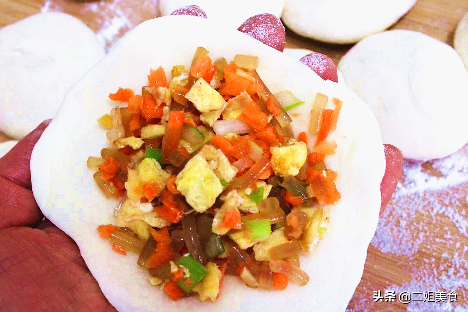 用胡萝卜和粉条做包子原来这么好吃，比白菜馅鲜，比韭菜馅还香