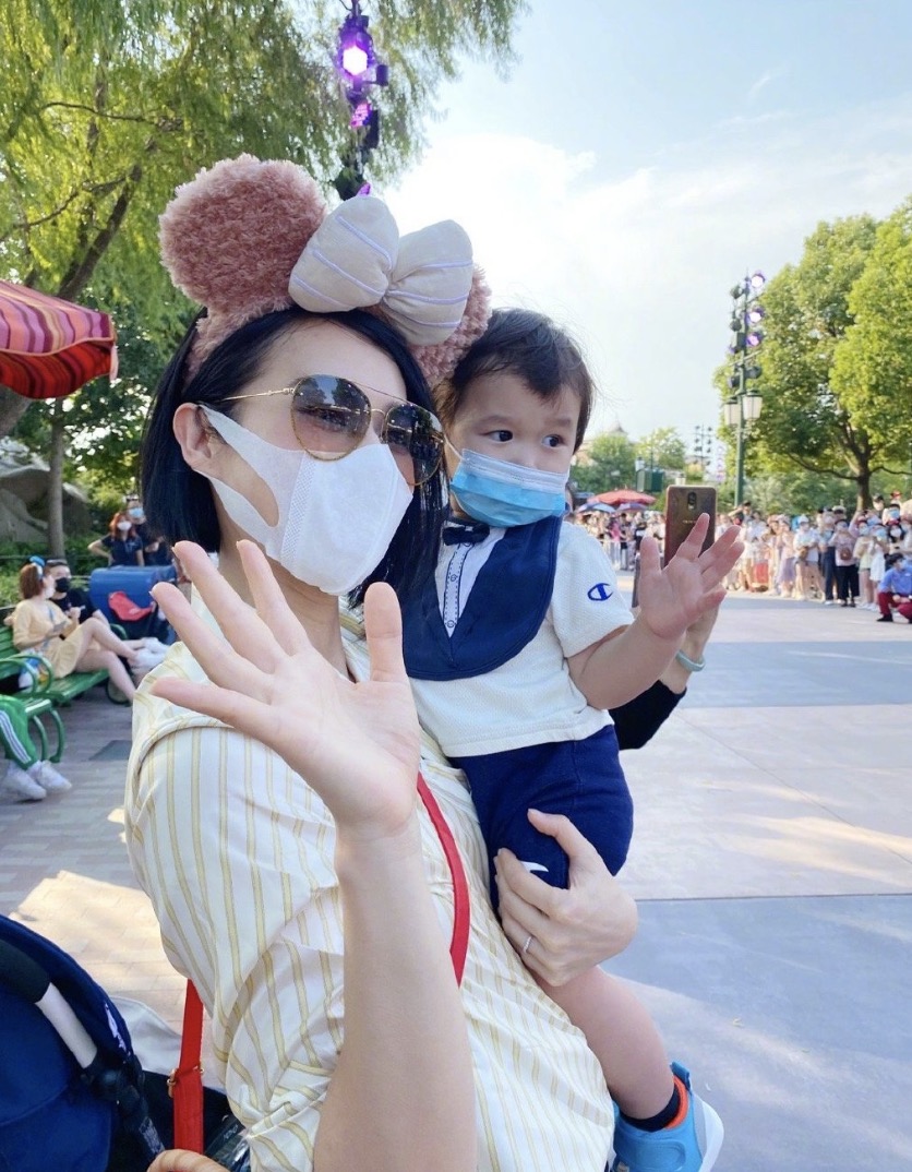胡杏儿老公晒儿子吃早餐，Brendan双手托腮大眼睛灵动可爱