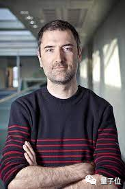 53帧变900帧！AI让你不用昂贵的高速摄像机也能制作慢镜头｜华为