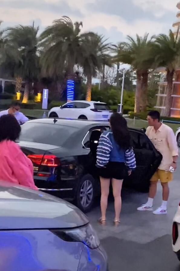 杜江和霍思燕一家出遊，神秘小女孩再現身，露側臉與霍思燕熱聊